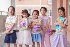 <b>记者正在各地走访发</b>